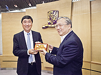 中大校長沈祖堯教授（左）向全國人大常委會副委員長路甬祥教授（右）致送紀念品